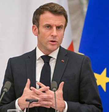 Макрон назвал свой диалог с Путиным содержательным и насыщенным