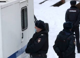 Мужчина открыл стрельбу из окна жилого дома в Свердловской области