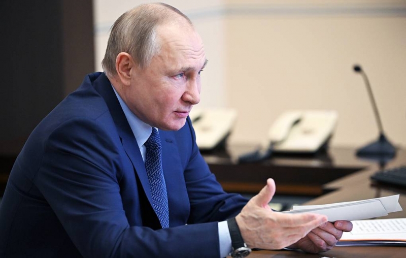 Путин заявил, что отказываться от нефти и газа рано