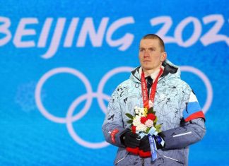 Российский лыжник Александр Большунов снялся со спринта на Олимпиаде в Пекине