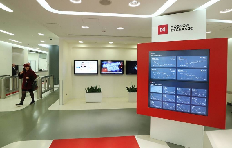 Рубль в ходе торгов на Мосбирже начал отыгрывать падение к доллару и евро