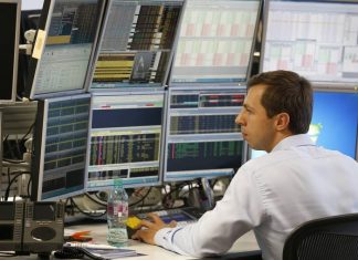 Рубль замедлил снижение к доллару и евро после поручения Путина признать ЛНР и ДНР