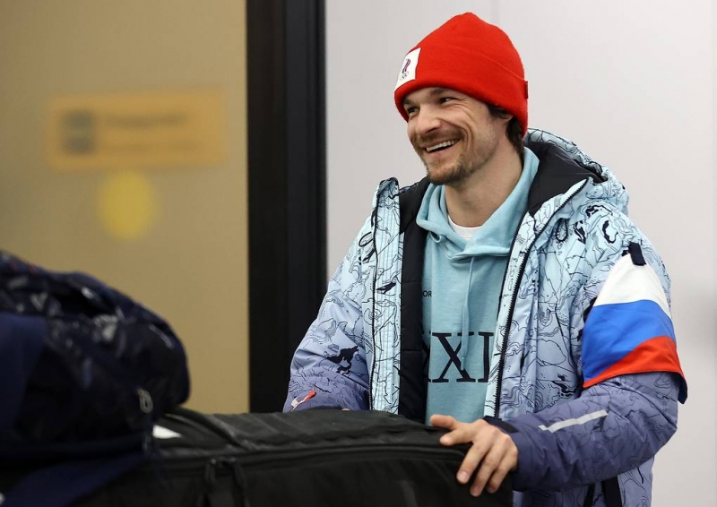 "Скучали по поддержке".
В Шереметьево встретили первых призеров Олимпиады в Пекине