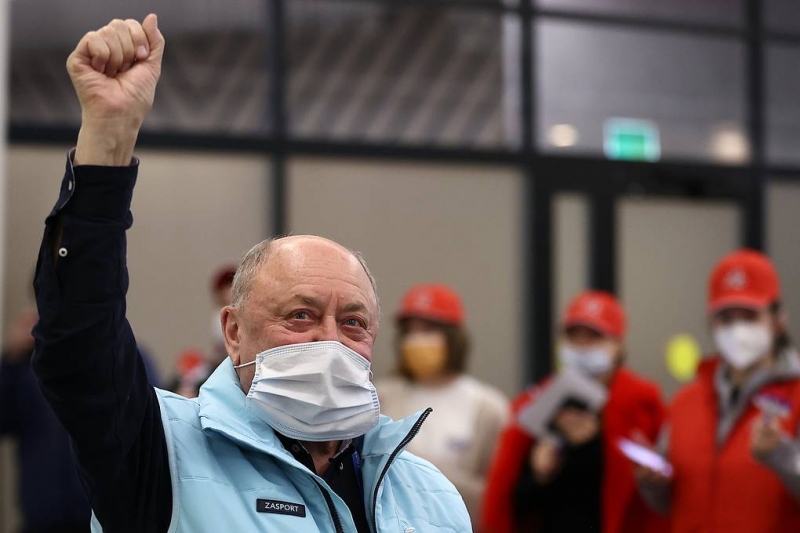 "Скучали по поддержке".
В Шереметьево встретили первых призеров Олимпиады в Пекине