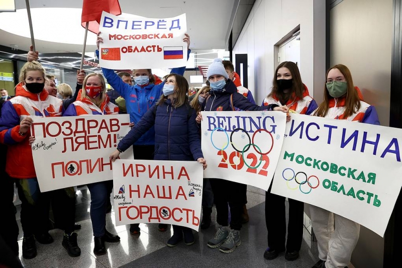"Скучали по поддержке".
В Шереметьево встретили первых призеров Олимпиады в Пекине
