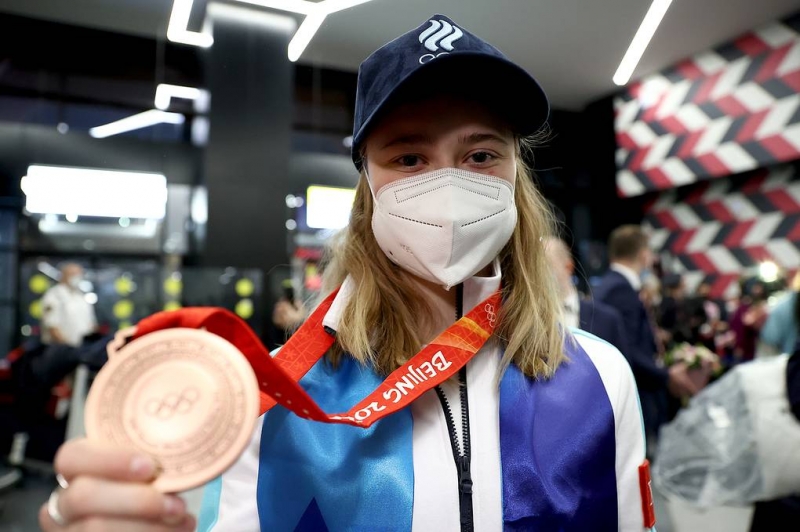 "Скучали по поддержке".
В Шереметьево встретили первых призеров Олимпиады в Пекине