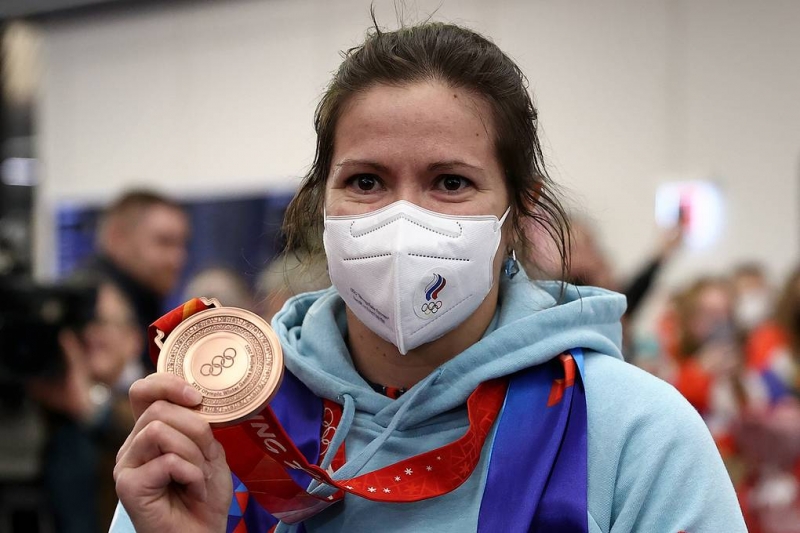 "Скучали по поддержке".
В Шереметьево встретили первых призеров Олимпиады в Пекине