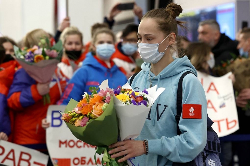 "Скучали по поддержке".
В Шереметьево встретили первых призеров Олимпиады в Пекине