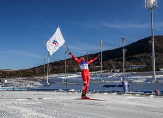 Упал, встал и победил.
Лыжник Большунов выиграл олимпийское золото в скиатлоне