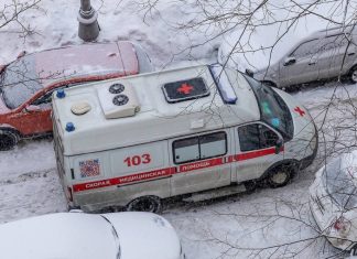 В Петербурге мужчина выпал с 18-го этажа на проходившую по улице девочку
