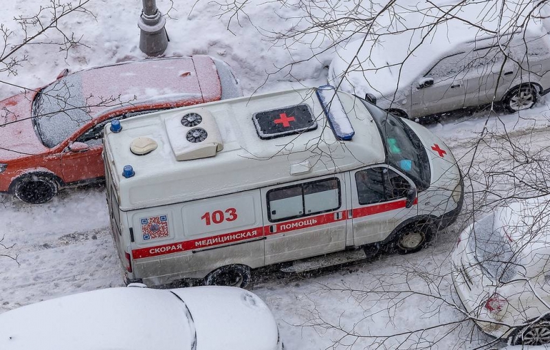 В Петербурге мужчина выпал с 18-го этажа на проходившую по улице девочку

