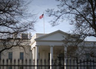 Белый дом объявил о санкциях против Пескова и 19 бизнесменов из РФ