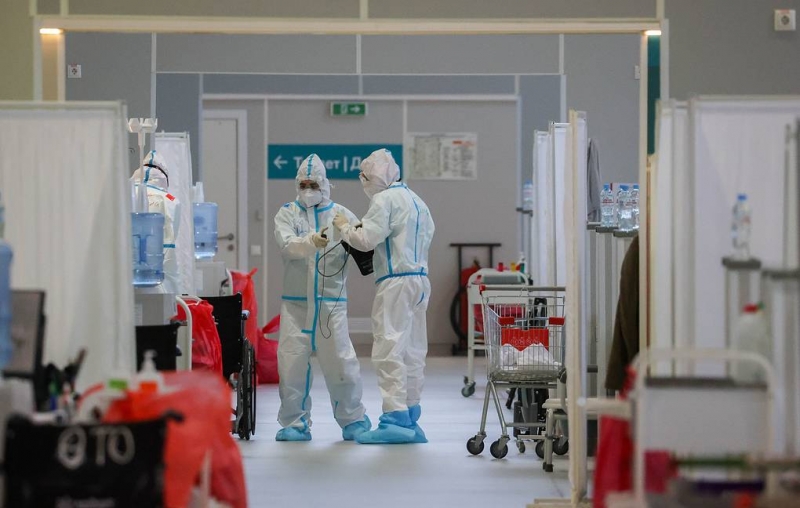 Число госпитализаций из-за коронавируса в России за сутки снизилось на 44,1%

