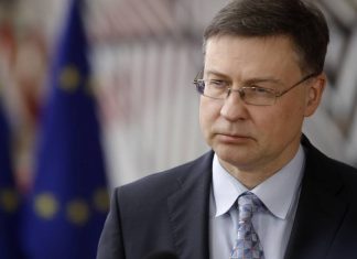 ЕС перевел Киеву €300 млн, впервые в истории оплатив поставки оружия в зону конфликта