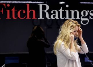 Fitch понизило долгосрочный рейтинг России до «B» с «BBB»