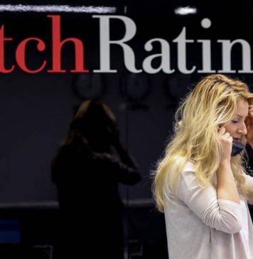 Fitch понизило долгосрочный рейтинг России до «B» с «BBB»