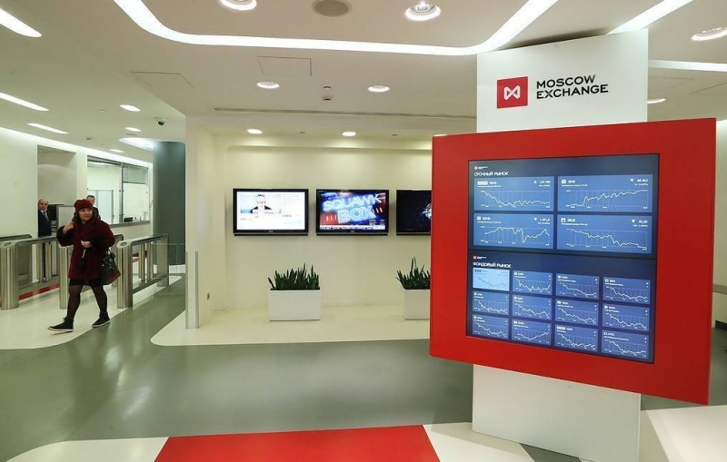 Курс доллара на Мосбирже опустился ниже 90 рублей впервые с 1 марта