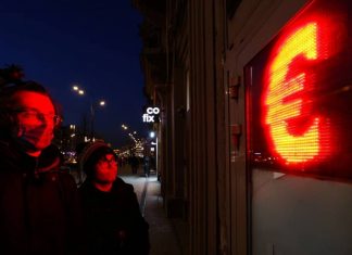 Курс евро достиг 131 рубля, доллара — 120