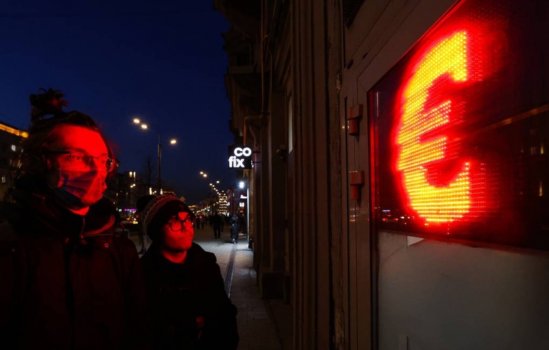 Курс евро достиг 131 рубля, доллара - 120