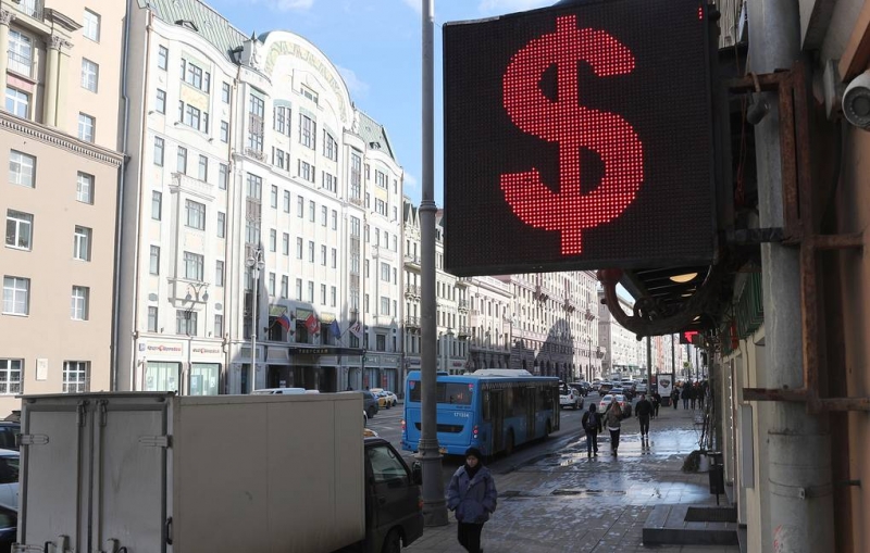 Курсы доллара и евро снижаются более чем на 3%