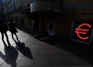 Курсы евро и доллара в начале торгов на Мосбирже теряют более двух рублей