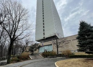 Объявленные персонами нон грата 12 российских дипломатов при ООН покинули США