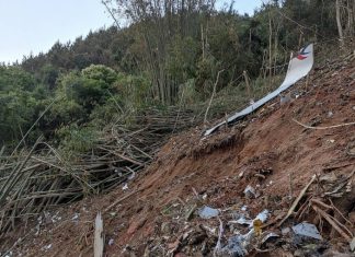 СМИ: спасатели пока не обнаружили тела пассажиров разбившегося на юге Китая самолета