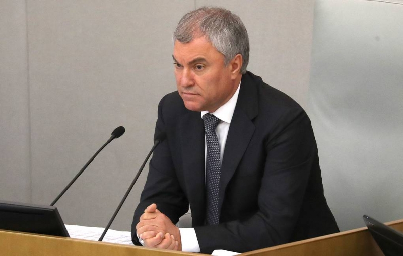 Володин назвал попадание оружия США к батальону "Азов" основанием для импичмента Байдену