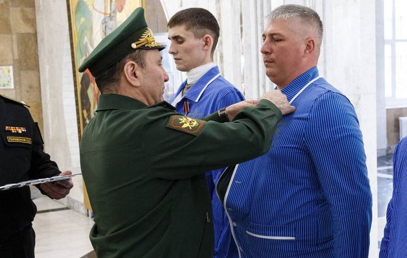 Замминистра обороны Жидко вручил награды отличившимся в ходе спецоперации военнослужащим