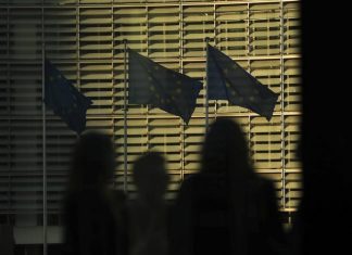 Запрет на поставку предметов роскоши и инвестиции в энергетику. ЕС ввел санкции против РФ