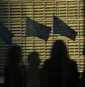 Запрет на поставку предметов роскоши и инвестиции в энергетику. ЕС ввел санкции против РФ