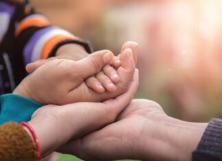 Приемный ребенок в семье: как справится?