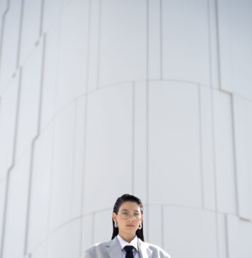 Жакет: Символ Стиля и Элегантности в Мире Моды