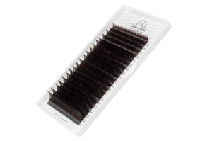 Почему лучше выбрать темно-коричневые ресницы для наращивания