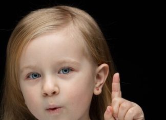 Проколоть уши ребенку: Все, что нужно знать о процедуре