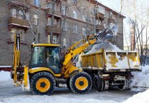 Особенности услуги по вывозу снега: какие опасности таят снежные завалы