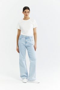 Женская джинсовая одежда: Вечная классика и современные тренды