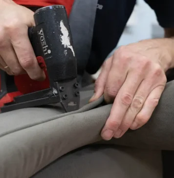 Перетяжка мебели: что это, зачем она нужна и как выбрать мастера