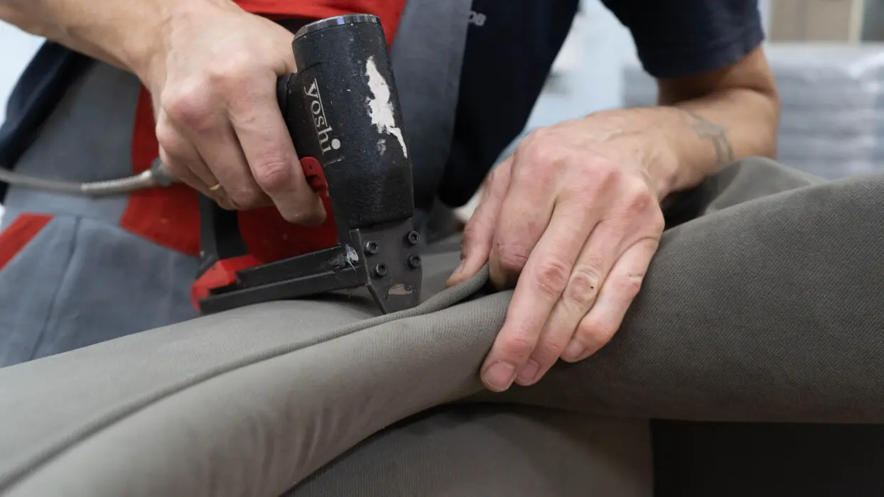 Перетяжка мебели: что это, зачем она нужна и как выбрать мастера