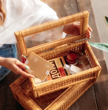 Корзины в интерьере: стиль и функциональность