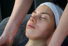 Массаж лица: Искусство ухода за кожей и расслабления