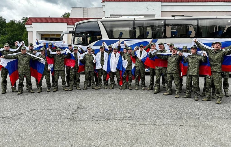 Шестая группа вернувшихся в рамках обмена военных РФ приземлилась в Подмосковье

