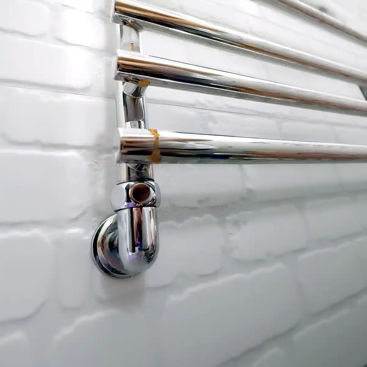 Течёт полотенцесушитель? Вызываем сантехника и решаем проблему быстро и безопасно