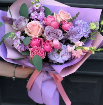 Букеты цветов на праздник: как выбрать идеальное украшение для любого торжества