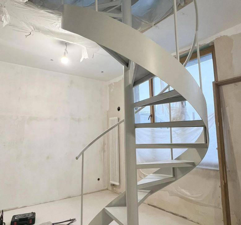 Винтовые металлические лестницы: стиль и функциональность в одном решении