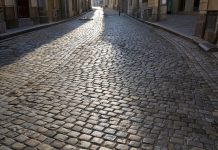 Какие особенности и преимущества имеет колотая брусчатка из гранита