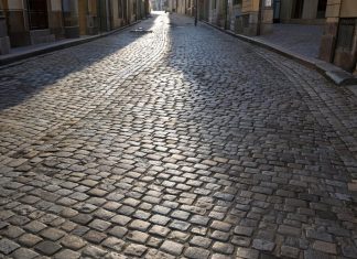Какие особенности и преимущества имеет колотая брусчатка из гранита