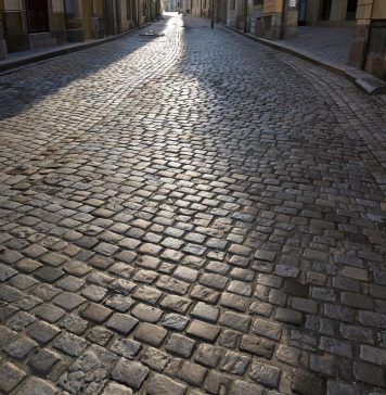 Какие особенности и преимущества имеет колотая брусчатка из гранита