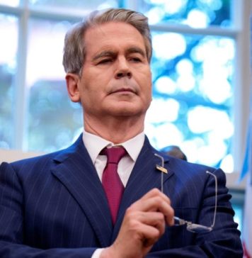 Бессент: ЕС провалился в своей санкционной политике в отношении РФ