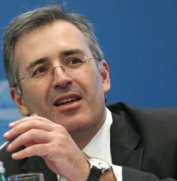 Экс-премьера Касьянова и экономиста Гуриева внесли в перечень террористов в РФ